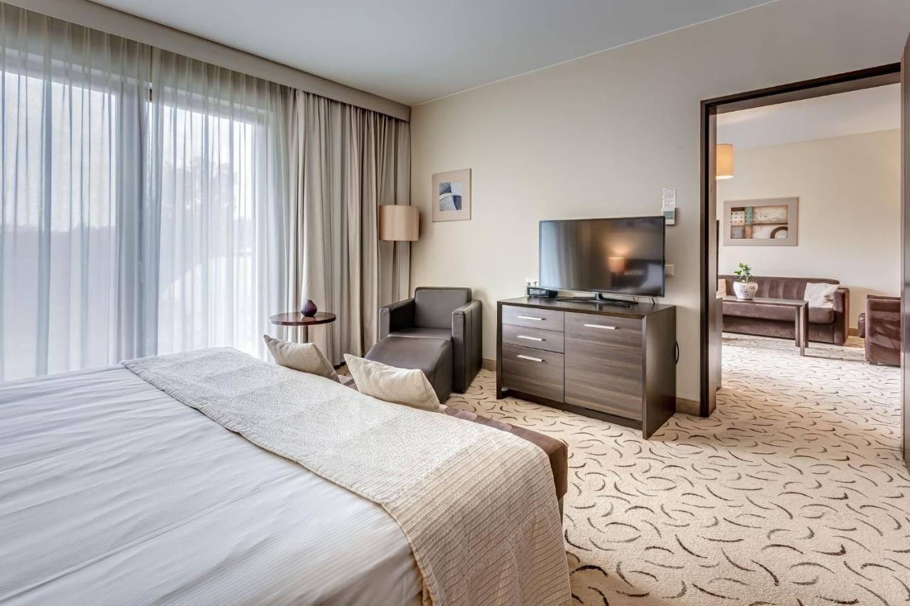 Holiday Inn Resort Warsaw Jozefow By Ihg Bagian luar foto